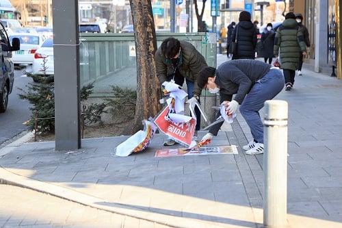 서울 동작구가 쾌적한 도시환경 조성을 위해 이달부터 12월까지 ‘불법광고물 수거보상제’를 시행한다고 8일 밝혔다. 사진은 지난해 관계자들이 불법광고물을 제거하는 모습./사진제공=동작구