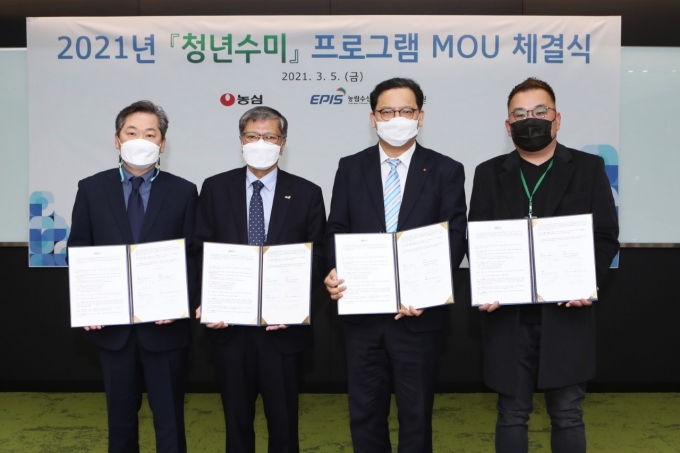 농심은 지난 5일 농정원과 청년수미 프로그램 진행을 위한 MOU를 체결했다.(왼쪽부터) 금석헌 농업회사법인 해성 대표, 신명식 농정원 원장, 김보규 농심 경영기획실장, 오세곤 농가 대표. /사진=농심/사진=농심
