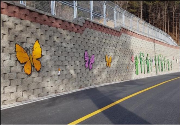 가평군이 기능과 경제성 위주의 건설로 인한 기존 딱딱한 도로 이미지를 탈피함으로써 도로에 생동감과 활력을 불어넣고 있다. / 사진제공=가평군