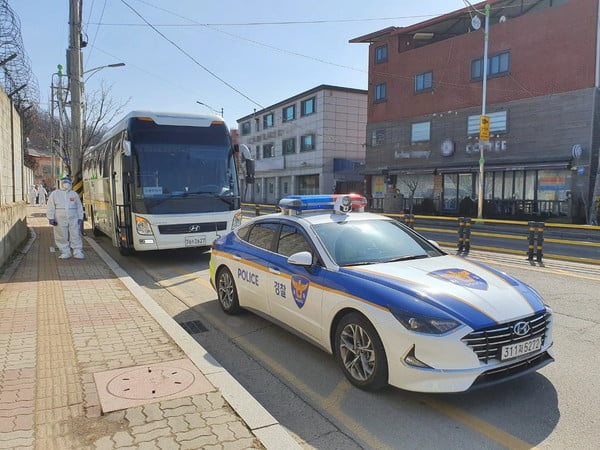 동두천시, 경찰서 협력해 집단발생 외국인 확진자 신속한 격리조치 이행 모습. / 사진제공=동두천시