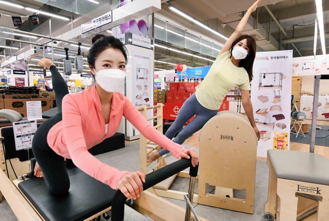 모델들이 9일 인천시 서구 홈플러스 인천 청라점에서 필라테스 기구를 소개하고 있다. 홈플러스는 대형마트 최초로 필라테스 기구 판매를 개시한다고 9일 밝혔다. 최근 필라테스가 건강관리에 효과적인 운동으로 각광받고 있는 가운데 홈플러스는 필라테스 애호가들이 집에서도 전문 운동센터의 기구를 이용할 수 있도록 다양한 상품을 마련해 선보인다. /사진=홈플러스