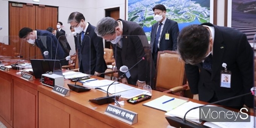 변창흠 국토교통부 장관, 장충모 한국토지주택공사(LH) 사장 직무대행 등 인사들이 9일 서울 여의도 국회 본관 529호에서 열린 제385회 국회(임시회) 국토교통위원회 1차 회의에 출석, LH 땅 투기 의혹 현안 질의에 앞서 국민 앞 고개를 숙여 사과하고 있다. /사진=임한별 기자