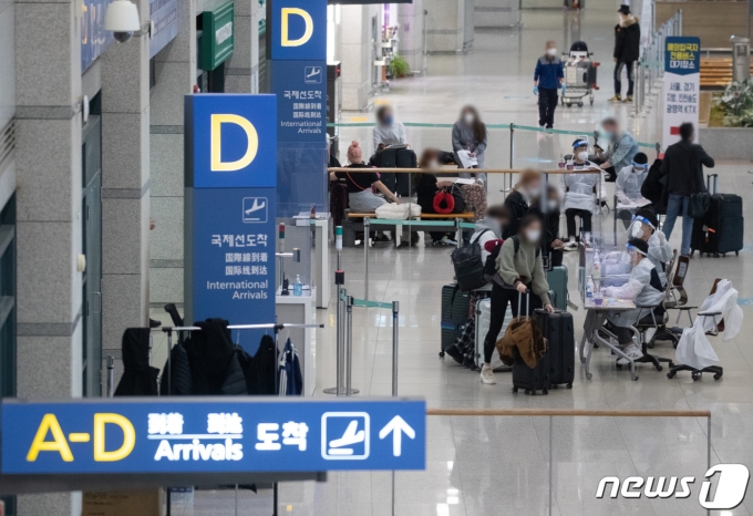 지난달 24일부터 본격 시행된 해외입국 내국인 PCR음성확인서 제출 의무화를 놓고 논란이 일고 있다. 특히 의무화 시행 직후인 2월말 입국자들이 홍보부족을 지적하고 나섰다./사진=뉴스1
