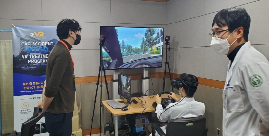 ㈜스튜디오코인과 ㈜메가웍스가 개발한 '운전 중 교통사고 외상 후 스트레스장애 완화 심리케어 콘텐츠' 시연 모습./사진=광주광역시
