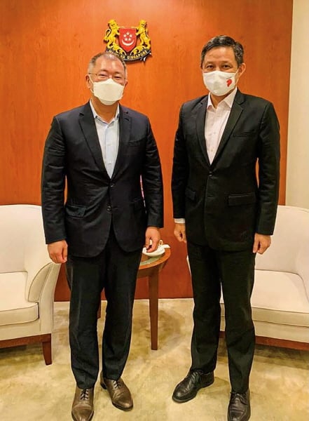 정의선 현대차그룹 회장(왼쪽)과 찬춘싱 싱가포르 통상산업부 장관이 기념사진을 찍었다/사진=찬춘싱 장관 SNS