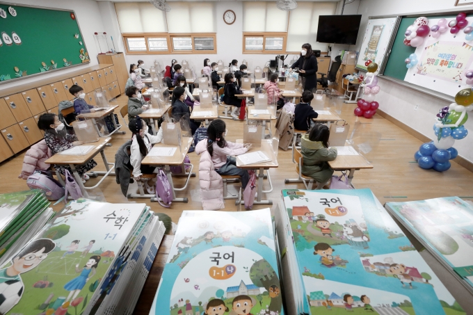 오는 15~28일까지 수도권 2단계·비수도권 1.5단계 사회적 거리두기가 연장되는 가운데 유치원과 초·중·고의 수업도 확대 없이 동일하게 유지된다. 사진은 경기도 수원시 매여울초등학교의 모습. /사진=뉴스1