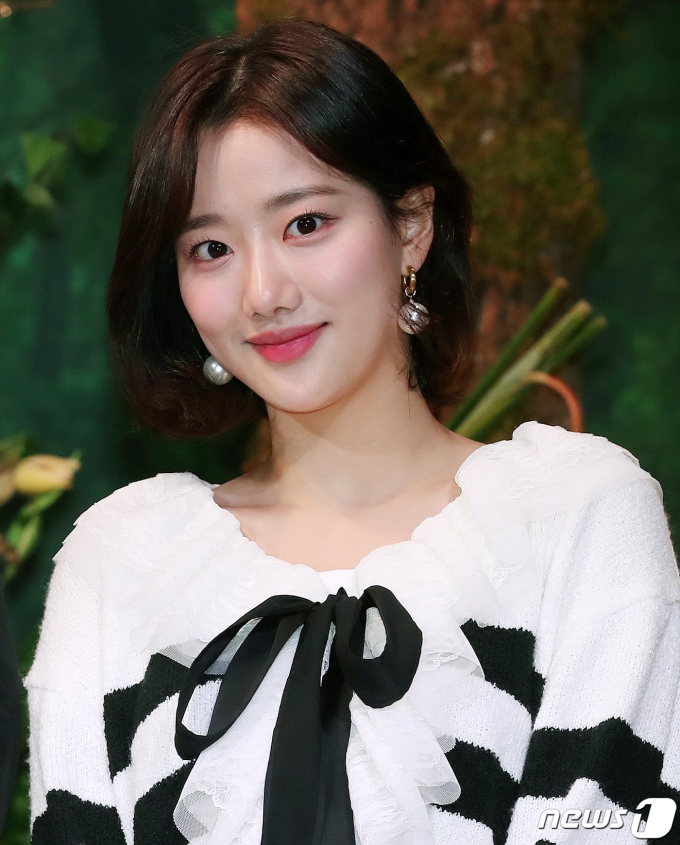 걸그룹 에이프릴 이나은이 지난 1월 29일 서울 종로구 당주동 광화문 포시즌스 호텔에서 열린 VR 콘서트 ‘2021 VENTA X VR/XR CONCERT’ 포토세션에 참석해 포즈를 취하고 있다./사진=뉴스1