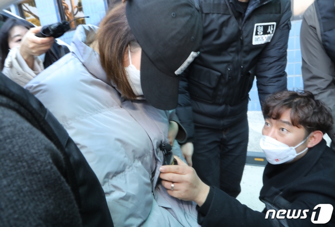 경북 구미서 3살 딸을 방치해 숨지게 한 20대 친모가 살인 등 혐의로 대구지검 김천지청으로 송치되고 있다. /사진=뉴스1