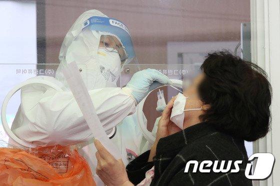 신종 코로나바이러스 감염증(코로나19) 임시선별진료소에서 의료진이 시민들의 검체를 채취하고 있다. /사진=뉴스1 