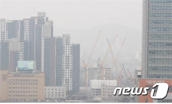 수도권 고농도 미세먼지 '비상저감조치'가 발령된 지난 12일 오후 서울 서초구 누에다리에서 바라본 도심이 뿌옇게 보이고 있다./사진=뉴스1 