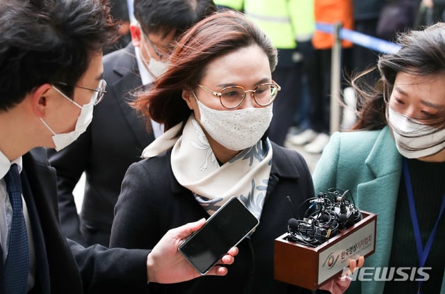 자녀 입시비리와 사모펀드 투자 의혹 등의 혐의로 재판에 넘겨진 정경심 동양대 교수가 지난해 12월23일 오후 서울 서초구 서울중앙지법에서 열린 1심 선고 공판에 출석하고 있다./사진=뉴시스