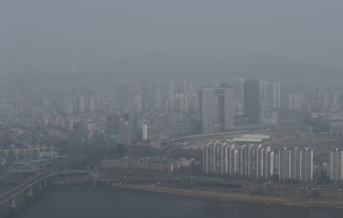월요일인 15일 밤 수도권을 포함한 곳곳에서 비가 내릴 예정이다. 사진은 서울 여의도 63빌딩 전망대에서 바라본 서울도심의 모습. /사진=뉴스1