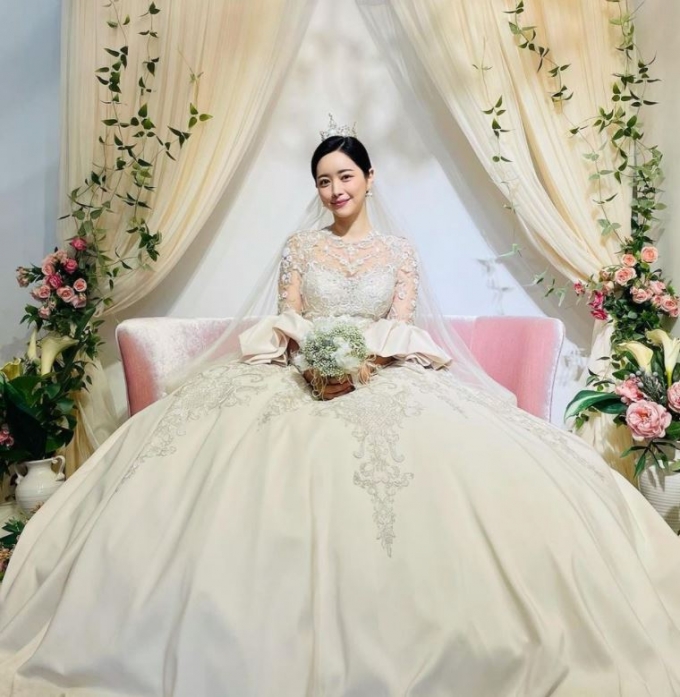 배우 홍수아의 웨딩드레스 자태가 시선을 사로잡는다. /사진=홍수아 인스타그램