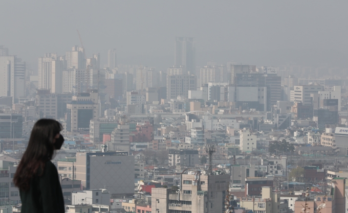 화요일인 16일은 포근한 날씨 속 미세먼지가 '나쁨'을 보이는 가운데 몽골 고비사막에서 발원한 황사도 유입된다. 사진은 대전 동구 시내가 미세먼지로 뿌옇게 보이는 모습. /사진=뉴스1