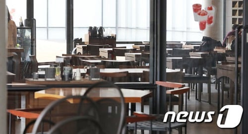 코로나 여파로 한산한 프렌차이즈 카페./사진제공=뉴스1