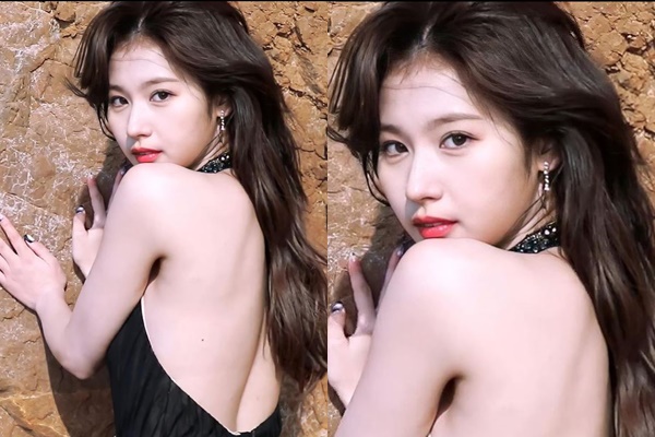 멤버 사나가 고혹적인 자태로 시선을 사로잡는다. /사진=트와이스 공식 유튜브