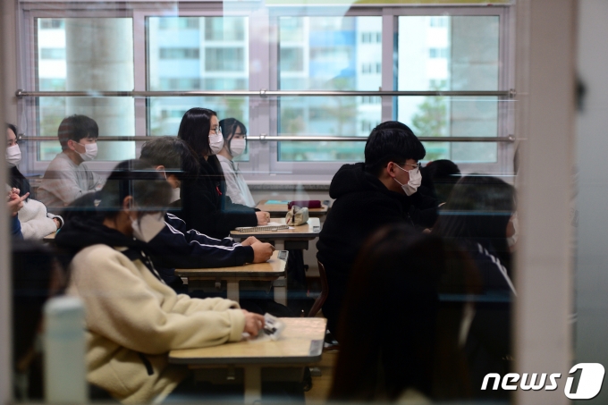 교육부가 고3과 담당 교사를 대상으로 수능 전에 코로나19 백신 접종을 완료할 수 있도록 방역 당국과 협의 중이다. 사진은 새학기가 시작된 지난 2일 광주 광산구 비아고등학교에서 학생들이 수업을 듣고 있는 모습. /사진=뉴스1