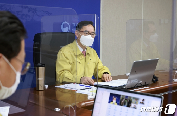 교육부는 고3 담임 교사들에 대해서도 여름방학 중 코로나19 백신 접종 시행 방안을 추진하고 있다. 사진은 18일 정종철 교육부 차관이 정부세종청사에서 '신학기 학교운영 현황 점검결과 및 향후 지원계획' 브리핑을 하는 모습. /사진=뉴스1 