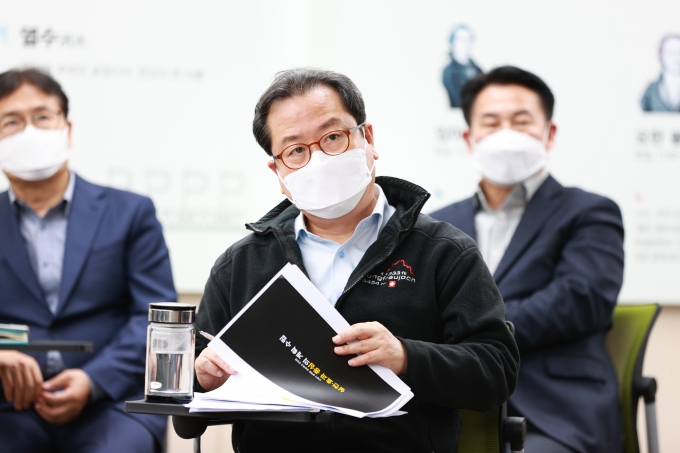 남양주시(시장 조광한)는 18일 생활 쓰레기 감축을 위한 사업의 현황을 정비하고 개선 방안을 마련하기 위해 실국소장 및 읍면동장 확대회의를 개최했다. / 사진제공=남양주시