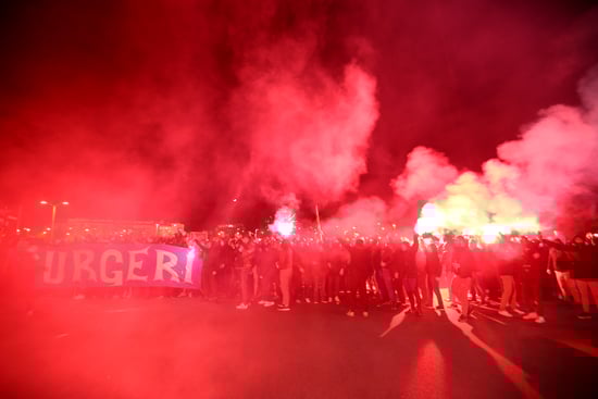 디나모 자그레브 팬들이 19일(한국시간) 크로아티아 자그레브의 슈타디온 막시미르에서 열린 토트넘 홋스퍼와의 2020-2021 유럽축구연맹 유로파리그 16강 2차전 경기에서 3-0으로 승리, 8강 진출을 확정짓자 거리로 나와 자축하고 있다. /사진=로이터