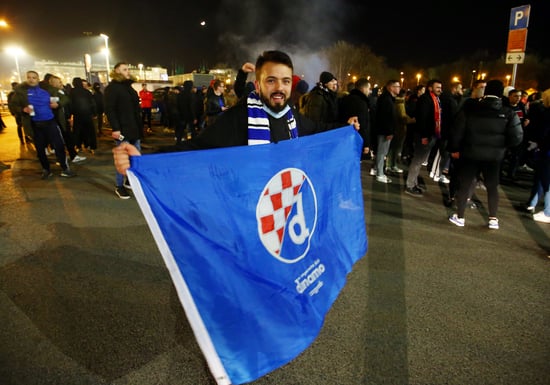 디나모 자그레브 팬들이 19일(한국시간) 크로아티아 자그레브의 슈타디온 막시미르에서 열린 토트넘 홋스퍼와의 2020-2021 유럽축구연맹 유로파리그 16강 2차전 경기에서 3-0으로 승리, 8강 진출을 확정짓자 거리로 나와 자축하고 있다. /사진=로이터