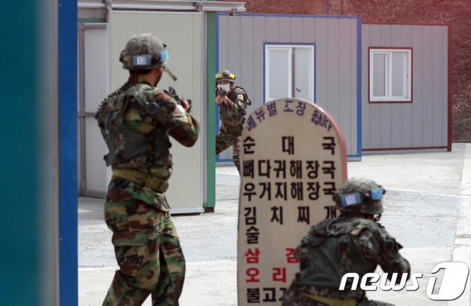 경기도 남양주 금곡과학화예비군훈련장에서 열린 '최정예 예비군 탑팀(Top-Team)' 선발 경연대회에서 예비군들이 모의 시가지 전투를 벌이고 있다. 2018.3.31/뉴스1 © News1 구윤성 기자