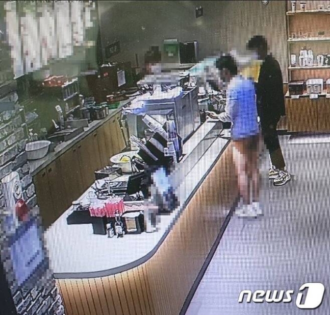 부산 커피전문점에 나타난 '하의실종' 남성/사진=부산경찰청