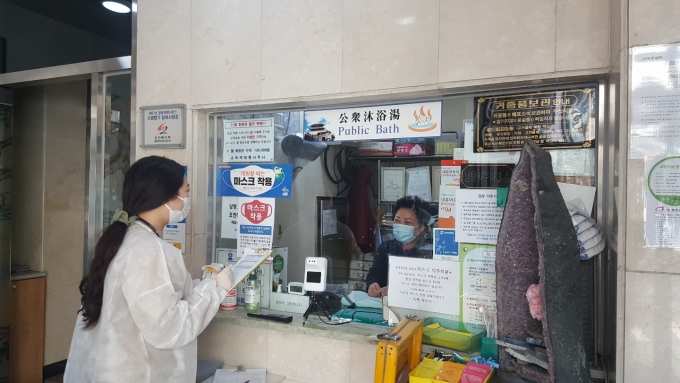 수원시가 24일까지 목욕장업 영업주·종사자를 대상으로 코로나19 PCR(목·코에 면봉을 넣어 검체 채취) 검사를 추진한다. / 사진제공=수원시