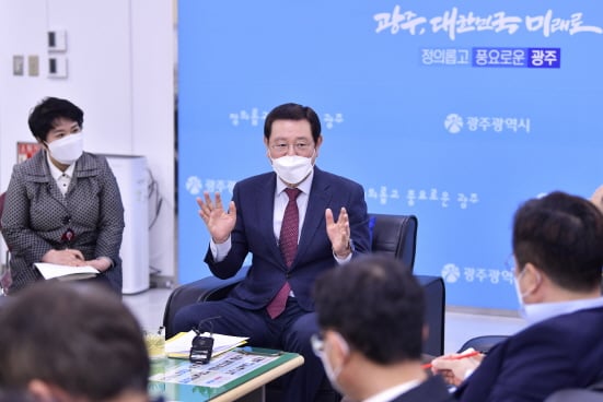 이용섭 광주광역시장이 22일 오전 시청 기자실에서 출입기자들과 간담회를 갖고 주요 현안에 대해 설명하고 있다./사진=광주광역시