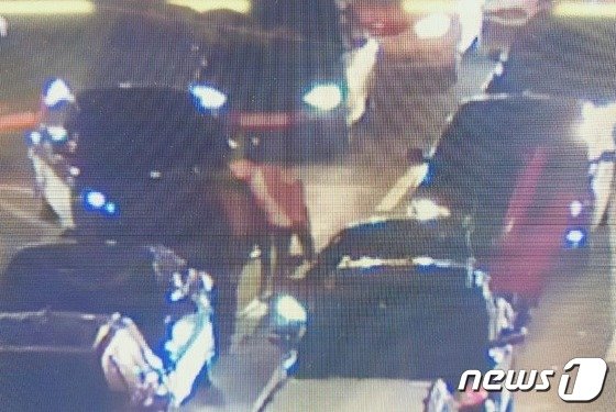 슈퍼카 운전자로부터 심한 욕설과 보복운전을 당했다고 주장하는 글이 온라인 커뮤니티에 게재돼 논란이 일었다. 사진은 사건 당시 CCTV 영상. /사진=뉴스1(온라인 커뮤니티 캡처)