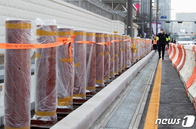23일 오전 서울 미국대사관 앞에 설치된 철제봉 © News1 이재명 기자