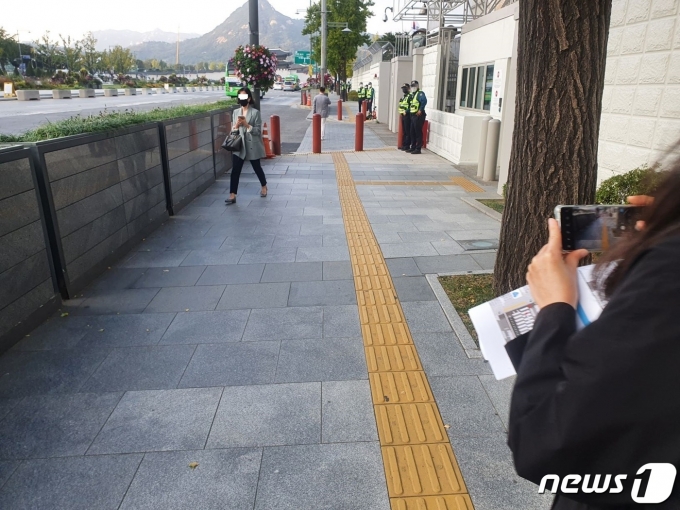 광화문광장 재구조화 공사 이전 미국대사관 앞 보도의 모습. 현재의 쇠말뚝은 사진과 같은 콘크리트 벽으로 조성된다.(서울시 제공)© 뉴스1