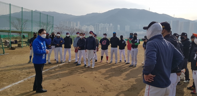 24일 오전 김영춘 예비후보가 경남 김해시 대동면에서 사회인 야구인들을 만나 야구장에 대한 이야기를 나눴다./사진=박비주안 기자