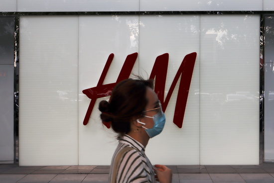 중국에서 H&M과 나이키를 비롯한 글로벌 브랜드에 대한 불매운동이 확산되고 있다. 사진은 지난 24일 베이징에 있는 H&M 매장 앞을 지나가는 한 중국 시민의 모습. /사진=로이터.