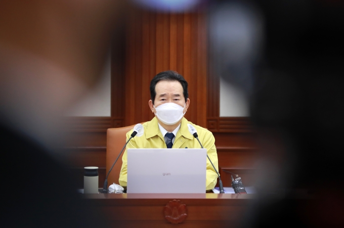 정세균 국무총리가 26일 오전 서울 종로구 정부서울청사에서 열린 신종 코로나바이러스 감염증(코로나19) 대응 중대본 회의에서 모두발언을 하고 있다. /사진=구윤성 뉴스1 기자 
