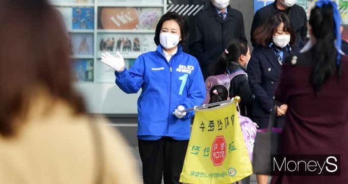 [머니S포토] 교통안전봉사활동 '박영선' 아이를 둔 부모의 마음으로...