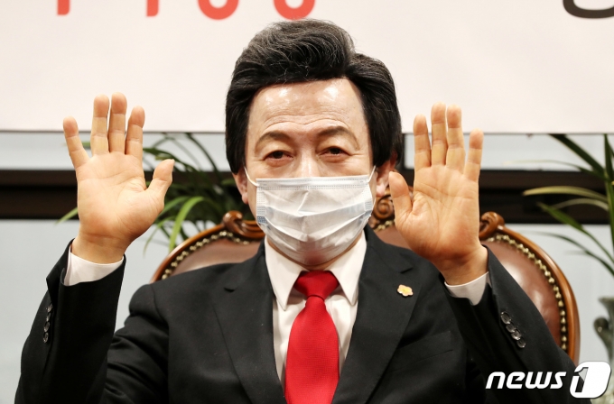허경영 후보가 지지율이 3위인데도 박영선, 오세훈 후보와 토론회를 하지 못한다며 항의했다. /사진=뉴스1