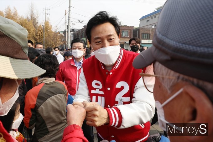[머니S포토] '4.7 재보선' 지지자들과 인사하는 오세훈