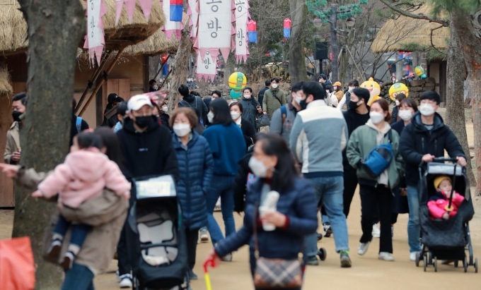 정부가 사회적 거리두기 단계와 상관없이 항상 지켜야 하는 '사회적 거리두기 기본 방역 수칙'을 오는 29일부터 시행한다. 사진은 지난달 28일 경기도 용인 한국민속촌에서 마스크를 쓴 시민들이 나들이를 즐기는 모습. /사진=뉴스1