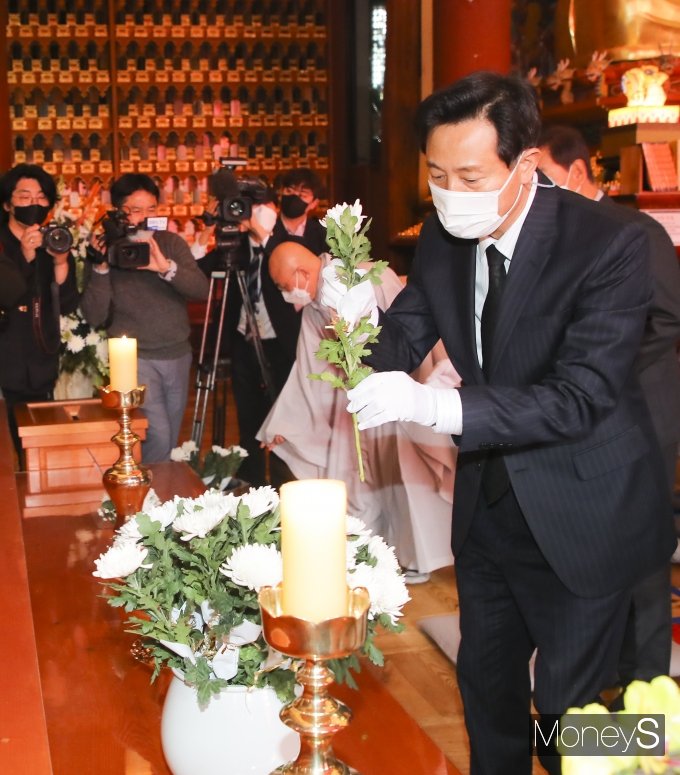 [머니S포토] 오세훈 후보 고산스님 분향소 분향