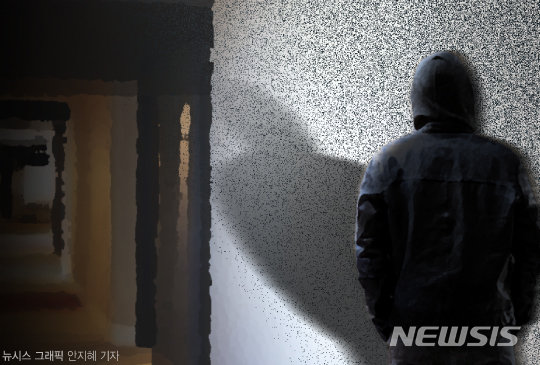 쇼핑백에 휴대전화를 숨겨 여성들을 불법 촬영한 혐의를 받는 40대 남성이 경찰에 붙잡혔다. /그래픽= 뉴시스