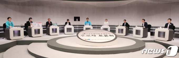 29일 서울 여의도 KBS에서 열린 서울시장 보궐선거 후보자 토론회에서 참석자들이 토론을 준비하고 있다. 신지혜 기본소득당 후보(왼쪽부터), 허경영 국가혁명당 후보, 배영규 신자유민주연합 후보, 송명숙 진보당 후보, 정동희 무소속 후보, 신지예 무소속 후보, 이도엽 무소속 후보, 오태양 미래당 후보, 김진아 여성의당 후보. 2021.3.29/뉴스1 © News1 국회사진취재단