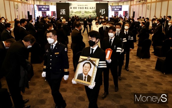 30일 오전 서울 동작구 농심 본사에서 엄수된 농심 창업주 신춘호 회장의 영결식이 끝난 후 고인의 영정사진과 위패가 영결식장을 나서고 있다./사진=장동규 기자 
