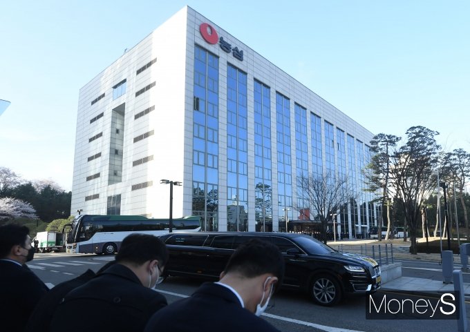 농심 창업주 故 신춘호 회장의 영결식이 엄수된 30일 오전 서울 동작구 농심 본사에서 고인의 영정을 앞세운 운구차량이 본사를 떠나 장지로 향하고 있다./사진=장동규 기자 