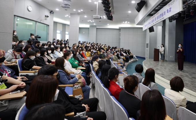 약손명가 김현숙 대표가 ‘뷰티마스터에 도전하기’라는 주제의 특강을 펼쳤다./사진=경남정보대