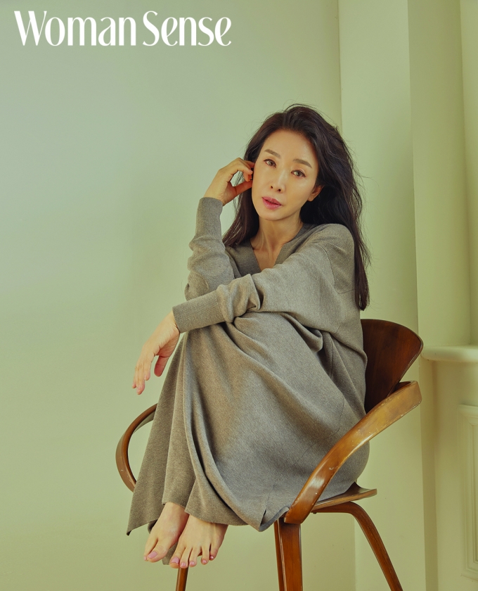 배우 김보연이 우아한 매력을 드러냈다. /사진=우먼센스 제공