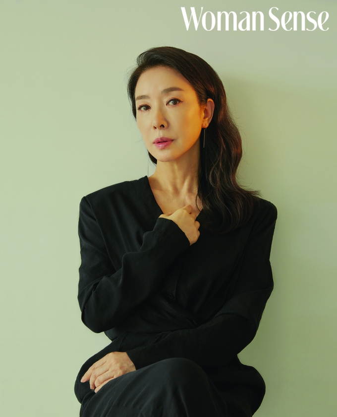 배우 김보연이 우아한 매력을 드러냈다. /사진=우먼센스 제공