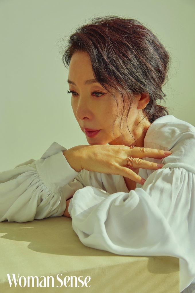 배우 김보연이 우아한 매력을 드러냈다. /사진=우먼센스 제공
