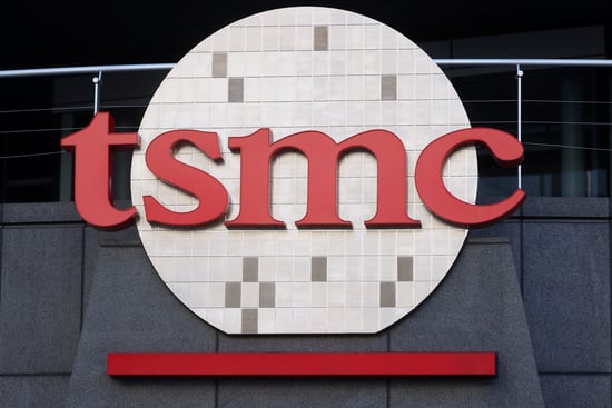 TSMC 본사에 장식된 로고 /사진=로이터