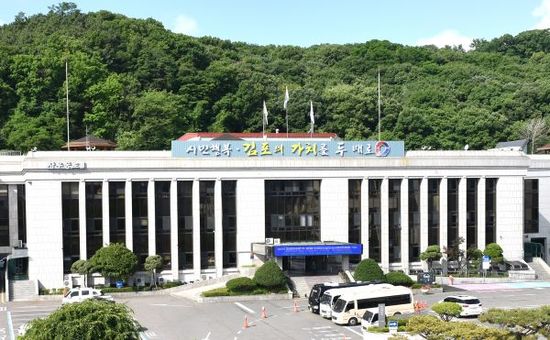 김포시(시장 정하영)는 전국 공공폐수처리시설 215개소 중 최초로 2021년 1월부터 공공폐수처리시설 사용료(폐수요금)의 납부방식을 자동납부방식(매월 25일, 자동으로 이체해주는 서비스)으로 도입하여 실시하고 있다고 2일 밝혔다. / 사진제공=김포시